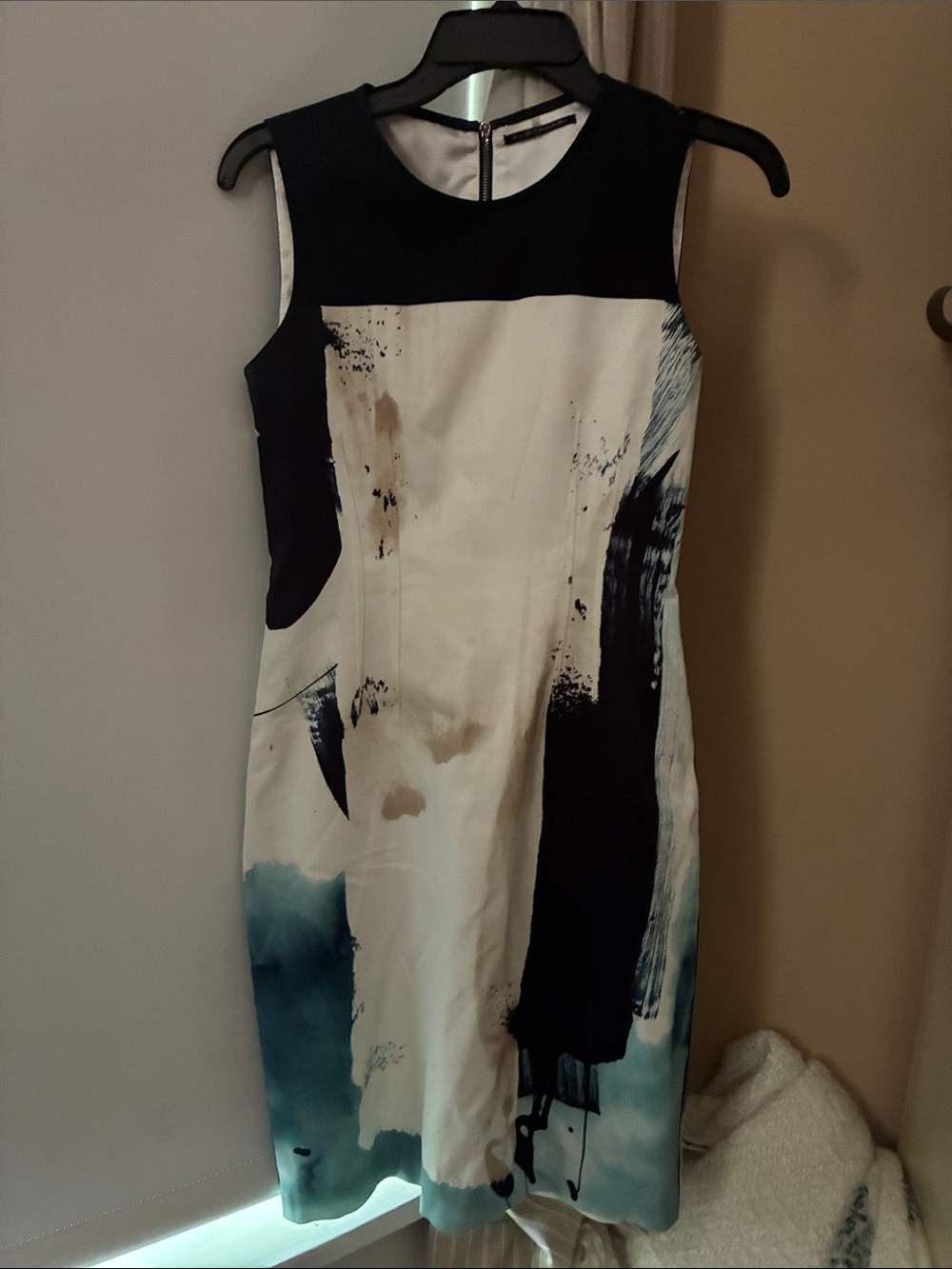 Elie Tahari Sleeveless Abstract Paint-Effect Midi Dress in White and Navy